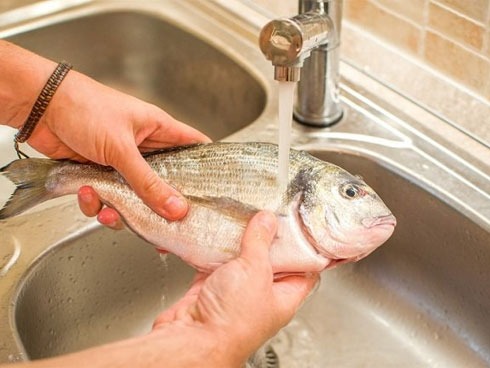 Sai lầm khi rửa cá khiến cá tanh ngắt, bở nát, nấu kiểu gì cũng mất vị- Ảnh 1.