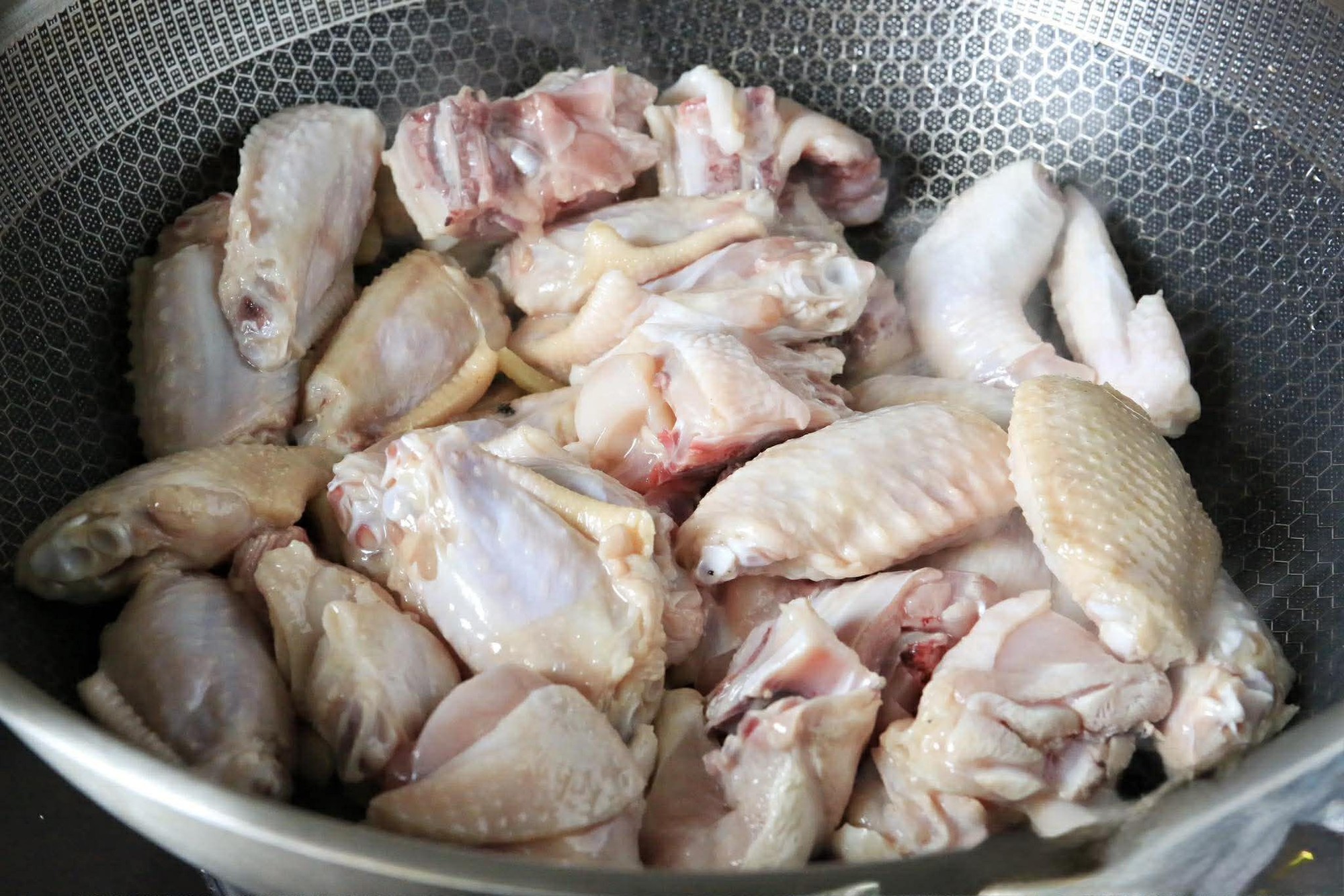 99% mọi người chưa từng nấu thịt gà theo cách này: Thử ngay vì mềm ngon, nước sốt trộn với thì cơm tuyệt vị- Ảnh 4. 99% mọi người chưa từng nấu thịt gà theo cách này: Thử ngay vì mềm ngon, nước sốt trộn với thì cơm tuyệt vị- Ảnh 4.