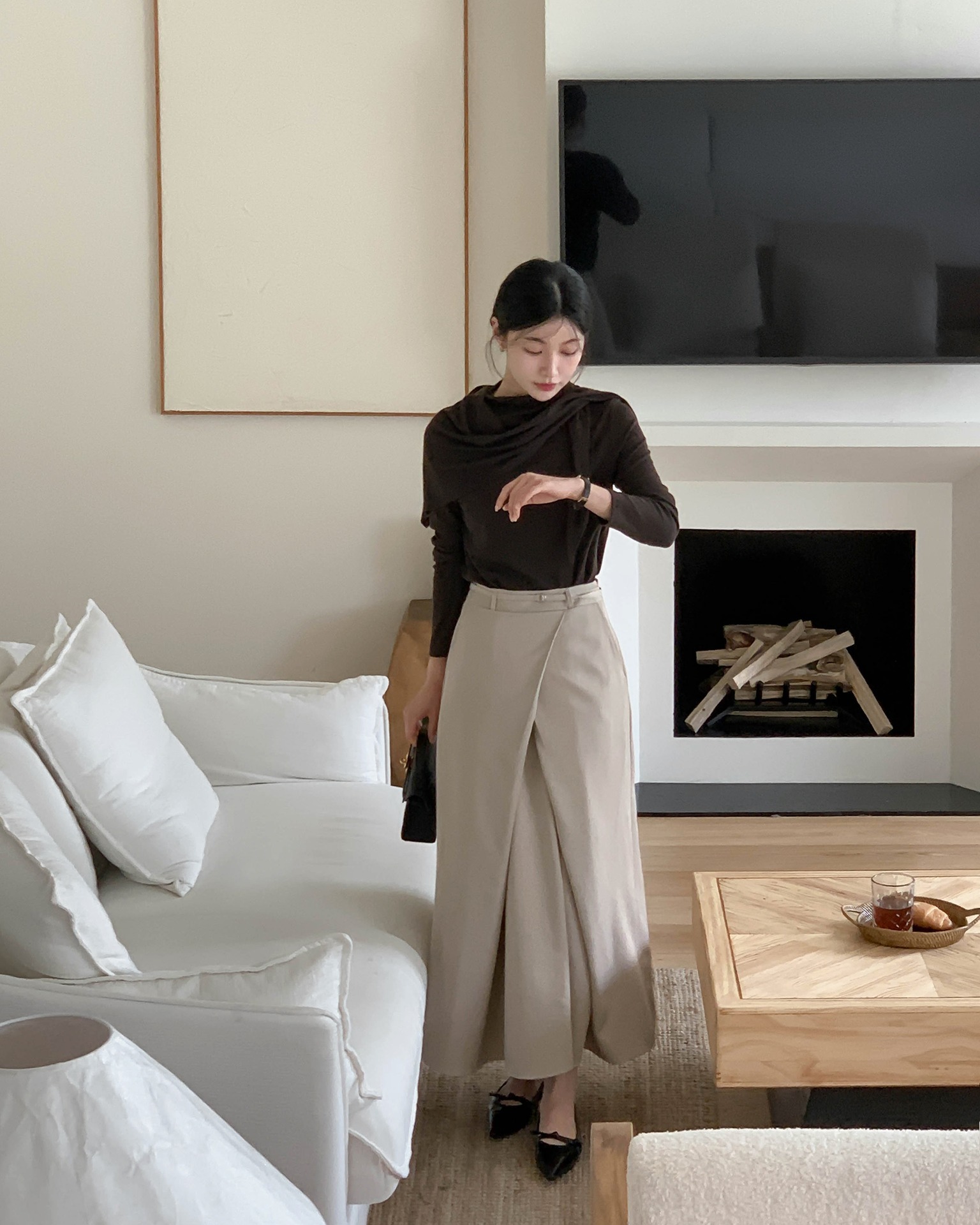 4 công thức mặc chân váy tới công sở trẻ trung, đẹp chuẩn không cần chỉnh- Ảnh 2. 4 công thức mặc chân váy tới công sở trẻ trung, đẹp chuẩn không cần chỉnh- Ảnh 2.