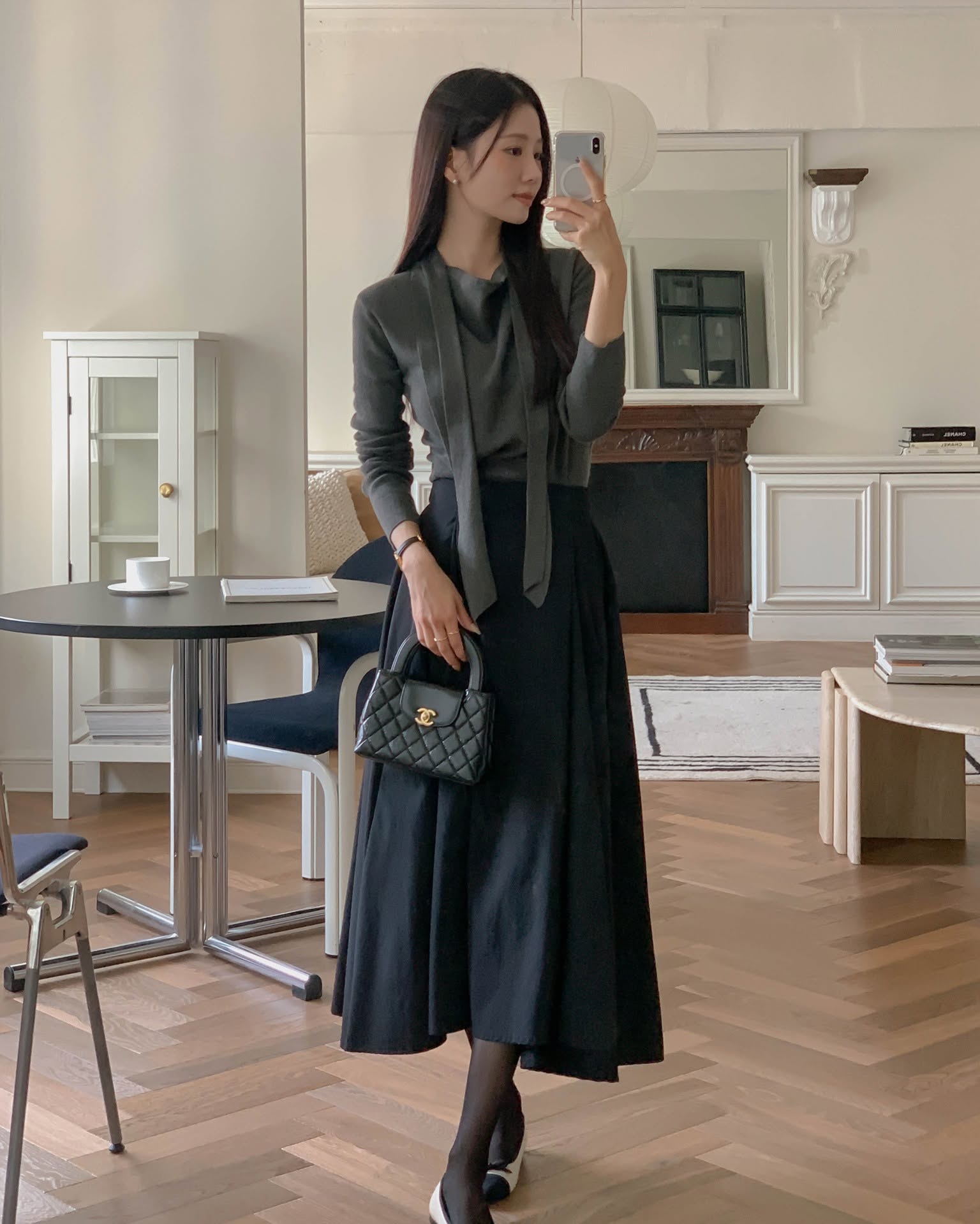 4 công thức mặc chân váy tới công sở trẻ trung, đẹp chuẩn không cần chỉnh- Ảnh 3. 4 công thức mặc chân váy tới công sở trẻ trung, đẹp chuẩn không cần chỉnh- Ảnh 3.