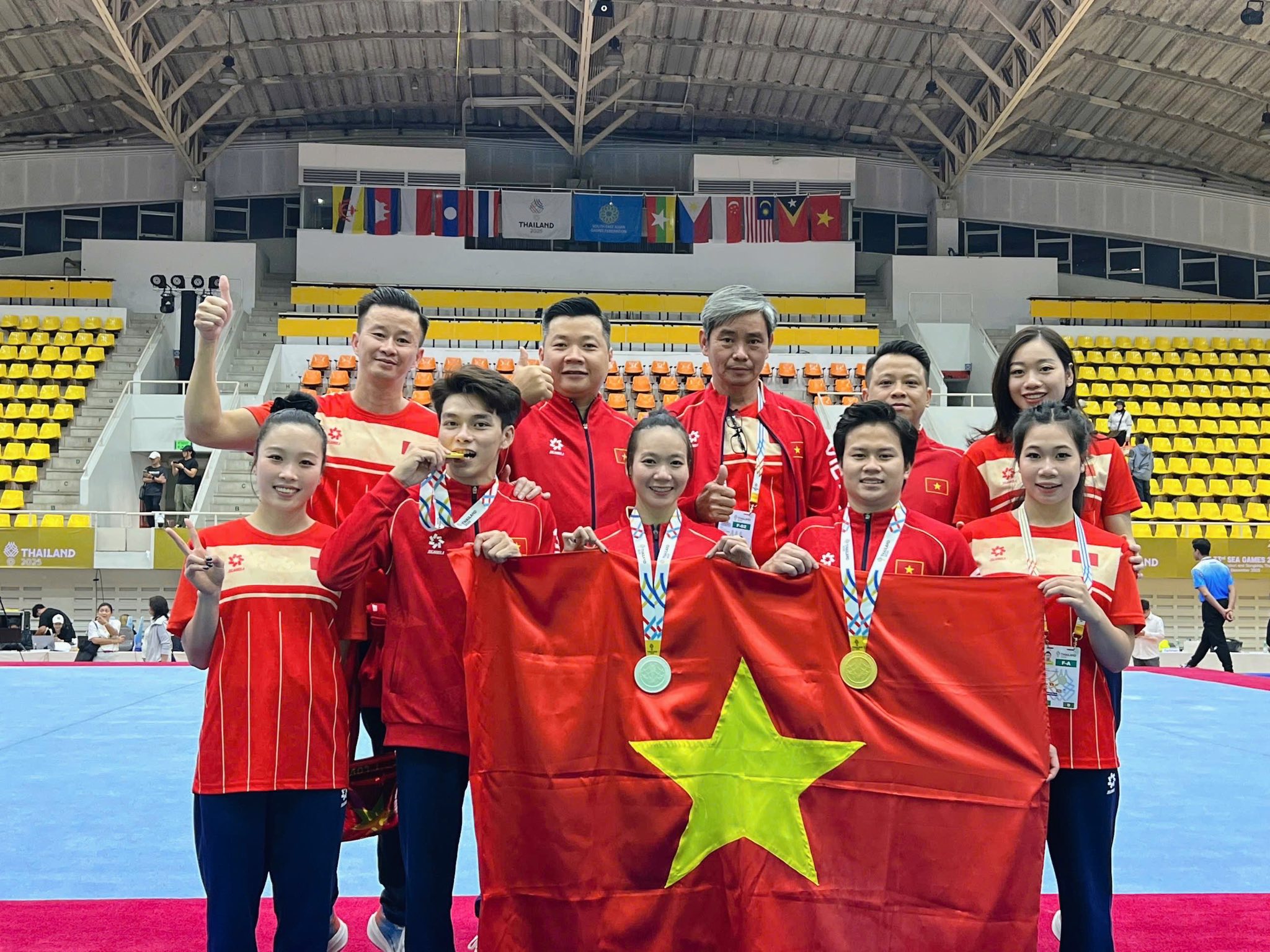 Cận 3 độ vẫn không đeo kính khi thi đấu, hotboy 10x điển trai gây sốt khi giành HCV SEA Games cho Việt Nam- Ảnh 3. Cận 3 độ vẫn không đeo kính khi thi đấu, hotboy 10x điển trai gây sốt khi giành HCV SEA Games cho Việt Nam- Ảnh 3.