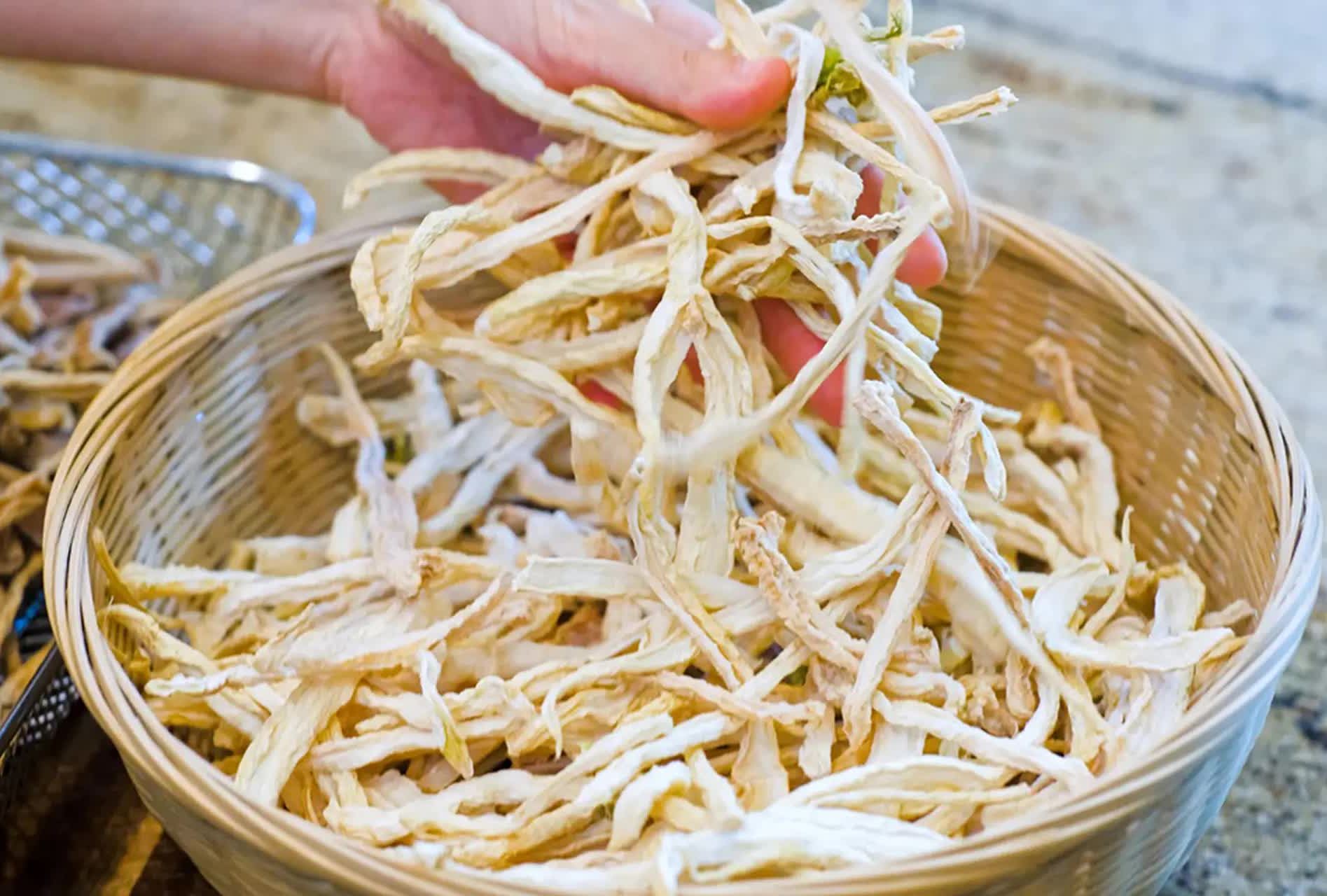 Hãy mua nhiều, phơi khô 4 loại rau củ này: Bạn sẽ có nguyên liệu ăn quanh năm, nấu món gì cũng ngon tuyệt- Ảnh 2. Hãy mua nhiều, phơi khô 4 loại rau củ này: Bạn sẽ có nguyên liệu ăn quanh năm, nấu món gì cũng ngon tuyệt- Ảnh 2.