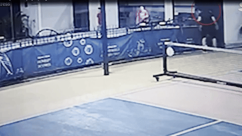 Khoảnh khắc kinh hoàng: Người chơi pickleball rơi từ sân thượng xuống đất khi cố lấy bóng- Ảnh 1. Khoảnh khắc kinh hoàng: Người chơi pickleball rơi từ sân thượng xuống đất khi cố lấy bóng- Ảnh 1.