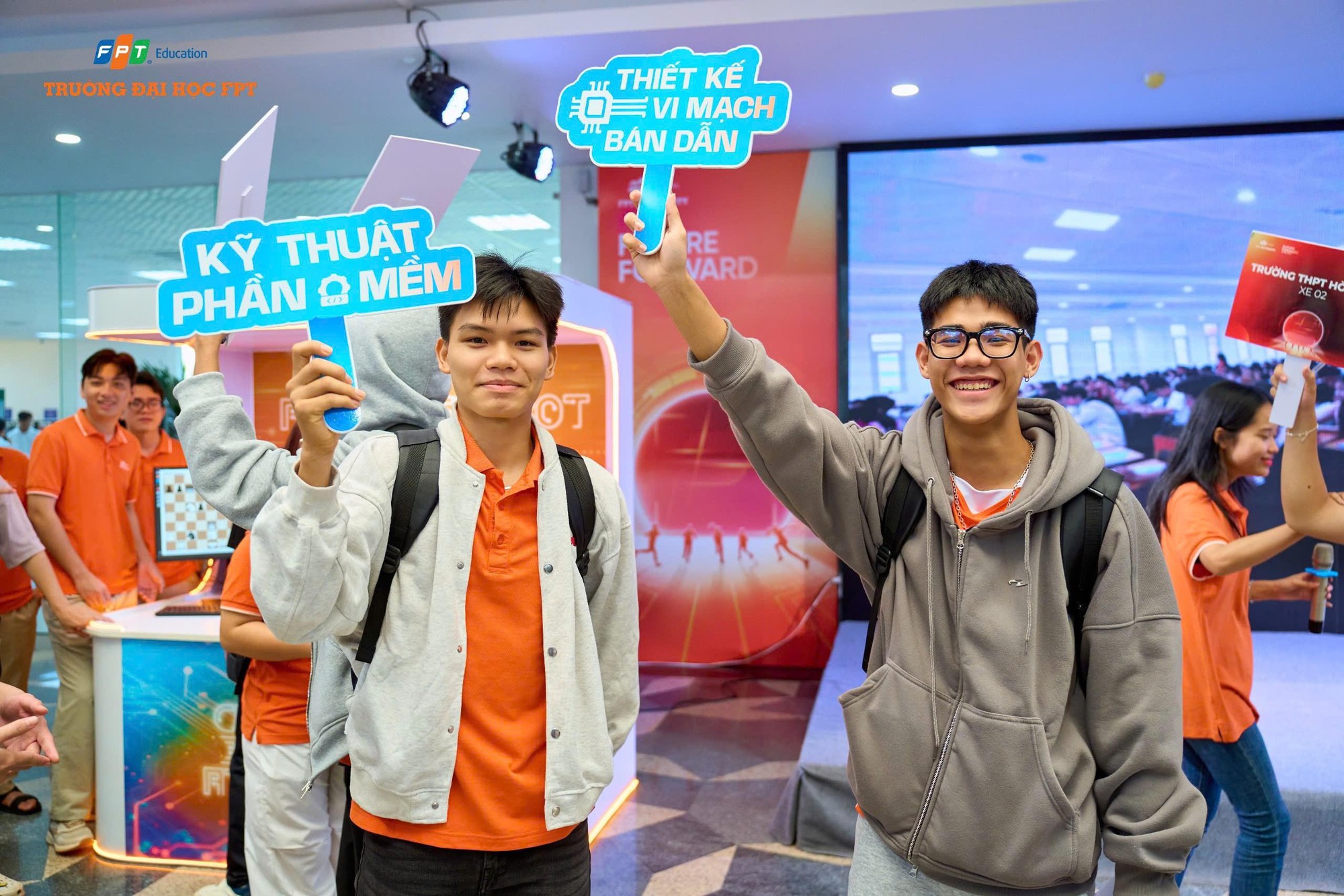 Gần 10.000 Gen Z từ các trường THPT “giải mã tương lai” tại chuỗi Open Day của Trường Đại học FPT- Ảnh 2. Gần 10.000 Gen Z từ các trường THPT “giải mã tương lai” tại chuỗi Open Day của Trường Đại học FPT- Ảnh 2.