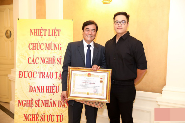 Nam NSND nổi tiếng cả nước với vai đào hoa, có hàng trăm “người tình màn ảnh” nhưng ngoài đời trái ngược bất ngờ- Ảnh 4.