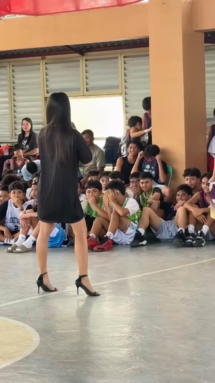 Hoạt náo viên có hành động phản cảm đến mức gây phẫn nộ cộng đồng mạng- Ảnh 1.