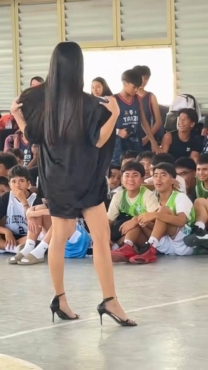 Hoạt náo viên có hành động phản cảm đến mức gây phẫn nộ cộng đồng mạng- Ảnh 2.