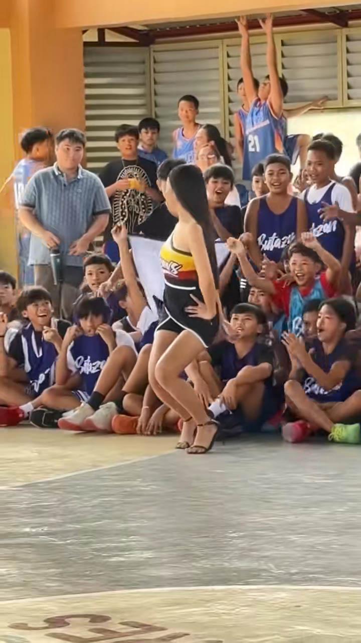 Hoạt náo viên có hành động phản cảm đến mức gây phẫn nộ cộng đồng mạng- Ảnh 4.