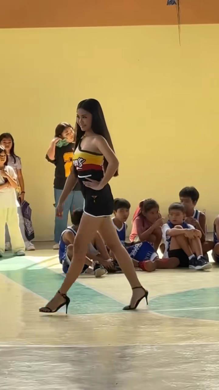 Hoạt náo viên có hành động phản cảm đến mức gây phẫn nộ cộng đồng mạng- Ảnh 5.