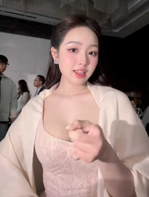 photo-1765509728705 photo-1765509728705