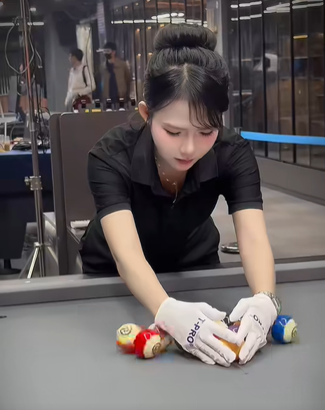 photo-1765557562230 photo-1765557562230