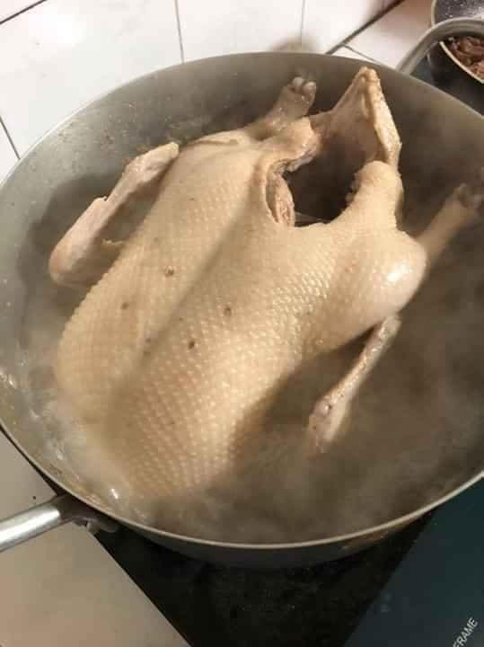 Luộc vịt đừng chỉ cho mỗi nước: Thêm 3 thứ này vào nồi, thịt thơm mềm, mùi hôi không tồn tại- Ảnh 1.