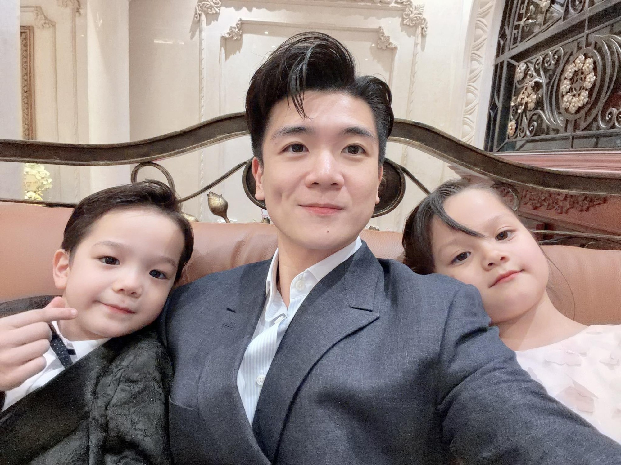 Ông bố đơn thân nghìn tỷ hé lộ cách con gái lớn "nịnh" ba: Nghe thôi mà muốn tan chảy- Ảnh 4. Ông bố đơn thân nghìn tỷ hé lộ cách con gái lớn "nịnh" ba: Nghe thôi mà muốn tan chảy- Ảnh 4.