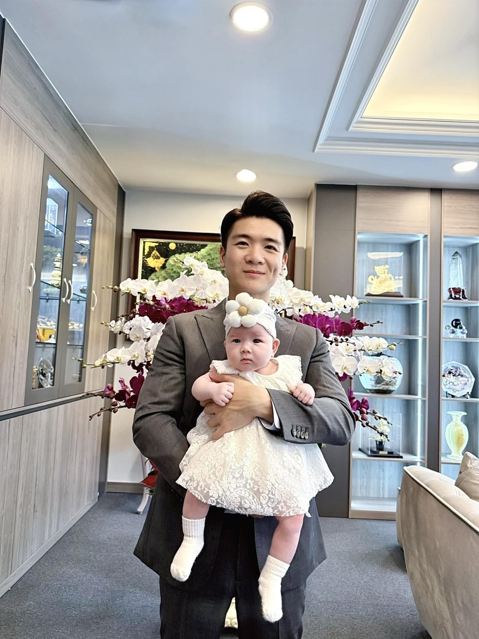 Ông bố đơn thân nghìn tỷ hé lộ cách con gái lớn Ông bố đơn thân nghìn tỷ hé lộ cách con gái lớn