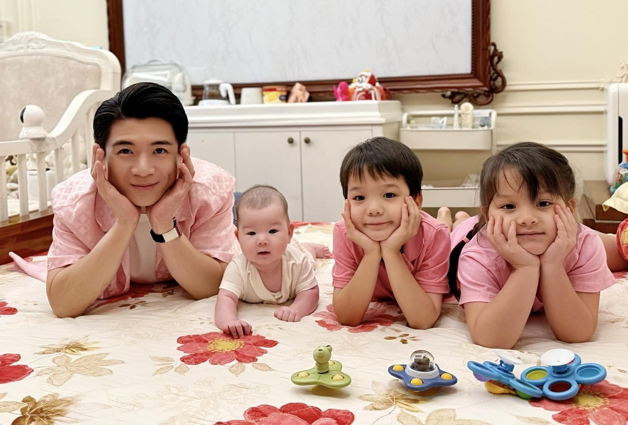 Ông bố đơn thân nghìn tỷ hé lộ cách con gái lớn "nịnh" ba: Nghe thôi mà muốn tan chảy- Ảnh 7. Ông bố đơn thân nghìn tỷ hé lộ cách con gái lớn "nịnh" ba: Nghe thôi mà muốn tan chảy- Ảnh 7.