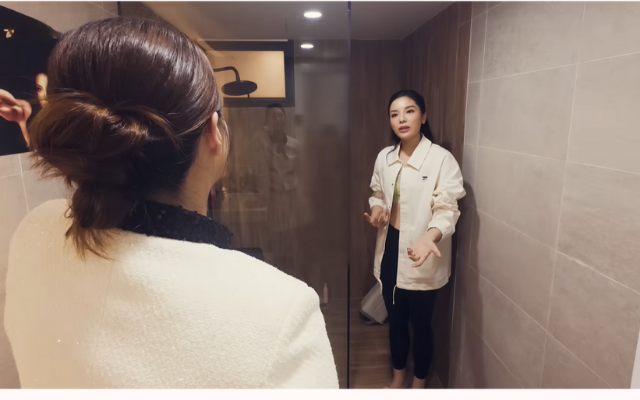 Giúp việc đến cọ toilet, bị Kỳ Duyên quát thẳng vào mặt: "Giờ em đổ lỗi cho khách hàng phải không?"- Ảnh 2. Giúp việc đến cọ toilet, bị Kỳ Duyên quát thẳng vào mặt: "Giờ em đổ lỗi cho khách hàng phải không?"- Ảnh 2.