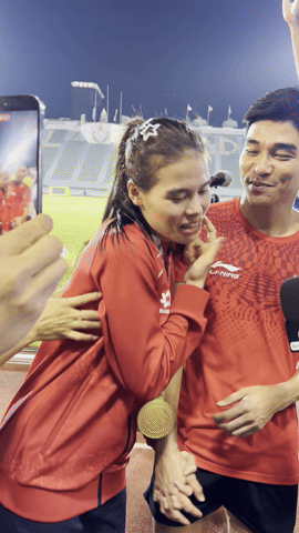 Đáng yêu nhất SEA Games: VĐV Việt Nam chạy tiếp sức như máy giành HCV, phá kỉ lục, nhưng ngại ngùng khi chồng hôn má- Ảnh 1. Đáng yêu nhất SEA Games: VĐV Việt Nam chạy tiếp sức như máy giành HCV, phá kỉ lục, nhưng ngại ngùng khi chồng hôn má- Ảnh 1.