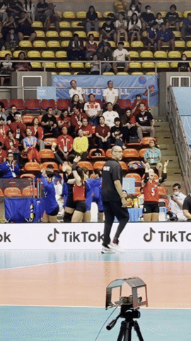 70% cơ thể là nhạc mới ra sân bóng chuyền SEA Games, VĐV vừa đập bóng vừa “quẩy” nhạc Rosé- Ảnh 6. 70% cơ thể là nhạc mới ra sân bóng chuyền SEA Games, VĐV vừa đập bóng vừa “quẩy” nhạc Rosé- Ảnh 6.