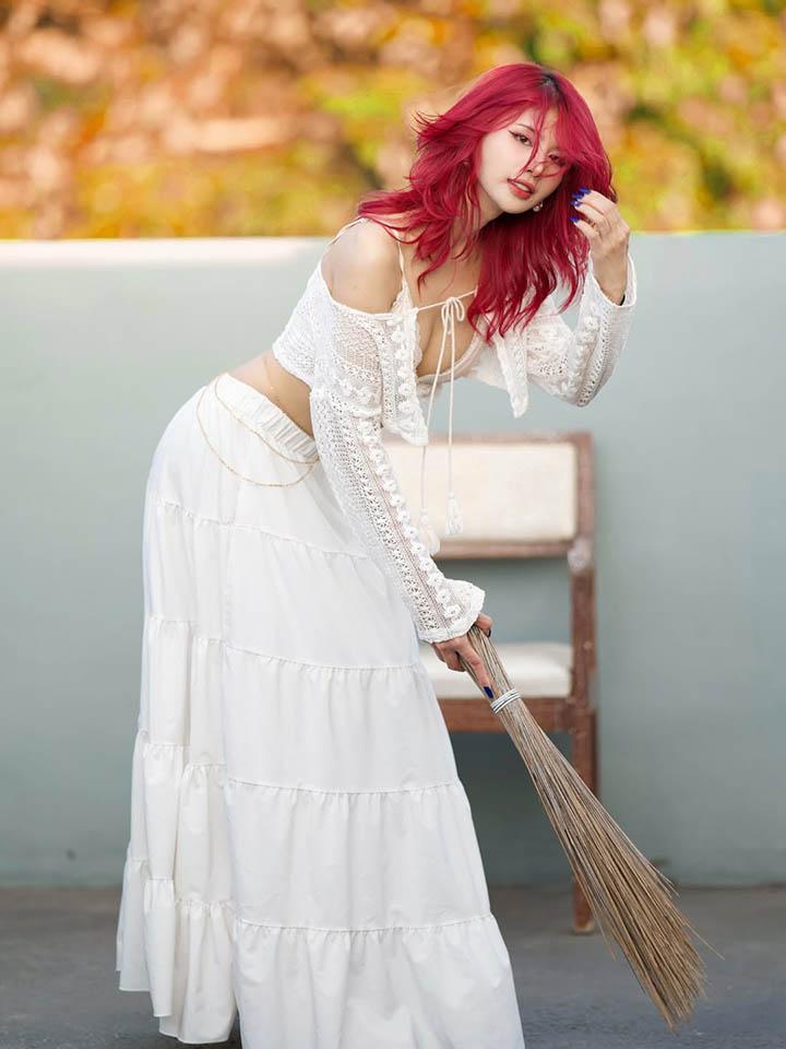 Tạo dáng quét nhà đảm đang, nữ coser được fan mê mệt đòi bế về làm vợ- Ảnh 3. Tạo dáng quét nhà đảm đang, nữ coser được fan mê mệt đòi bế về làm vợ- Ảnh 3.