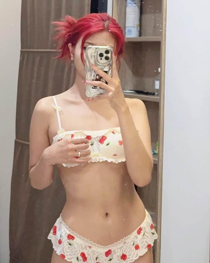 Tạo dáng quét nhà đảm đang, nữ coser được fan mê mệt đòi bế về làm vợ- Ảnh 11. Tạo dáng quét nhà đảm đang, nữ coser được fan mê mệt đòi bế về làm vợ- Ảnh 11.