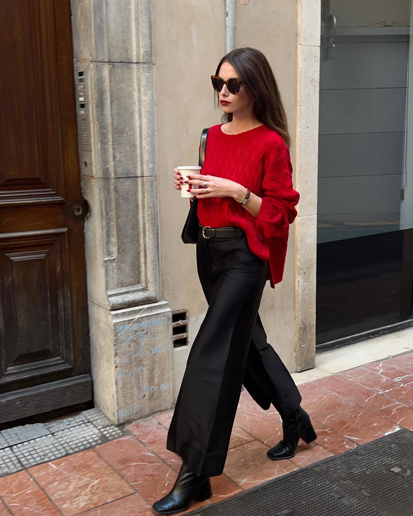 5 cách mặc áo len không cầu kỳ mà đẹp long lanh của phụ nữ Pháp- Ảnh 7. 5 cách mặc áo len không cầu kỳ mà đẹp long lanh của phụ nữ Pháp- Ảnh 7.