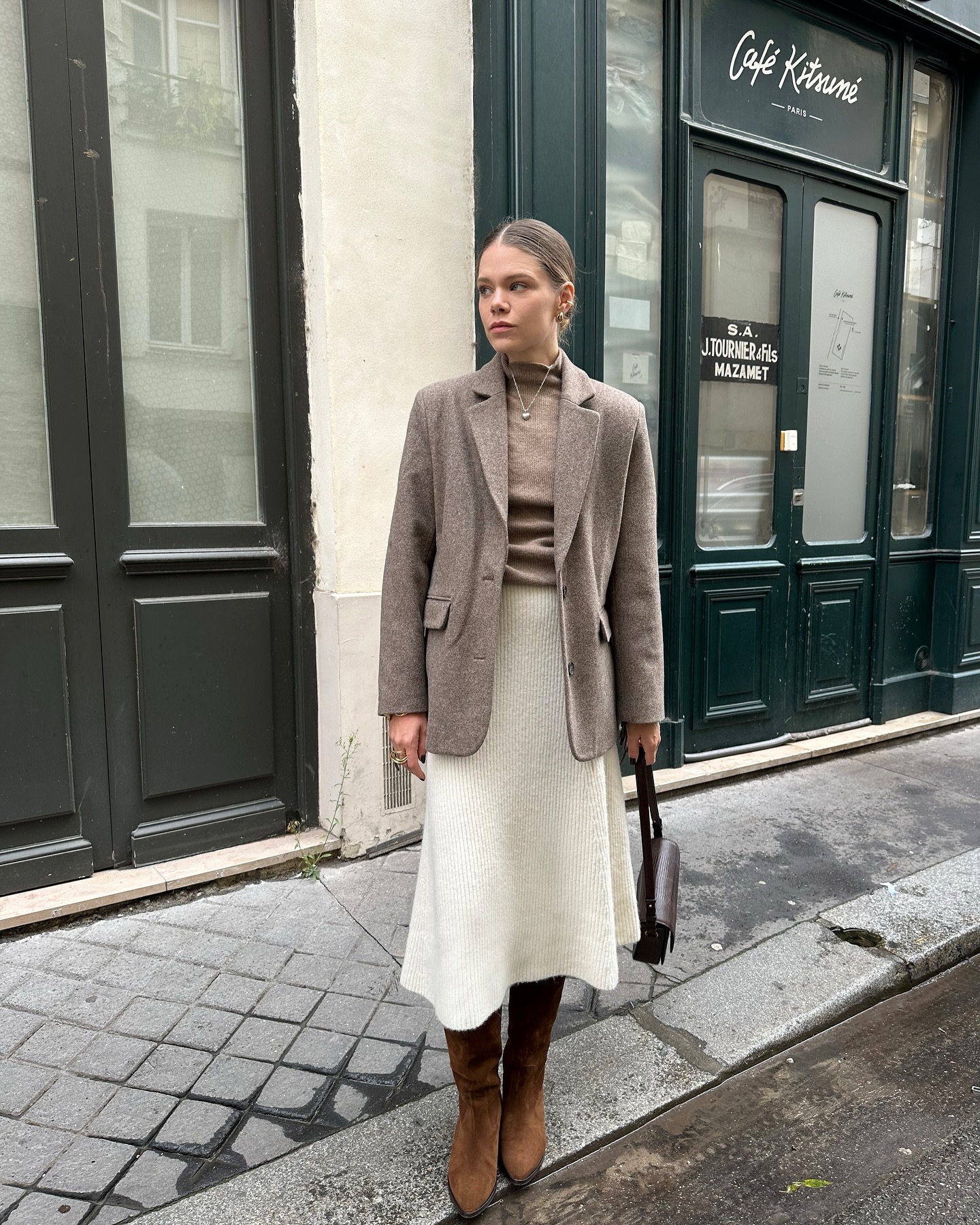 5 cách mặc áo len không cầu kỳ mà đẹp long lanh của phụ nữ Pháp- Ảnh 2. 5 cách mặc áo len không cầu kỳ mà đẹp long lanh của phụ nữ Pháp- Ảnh 2.