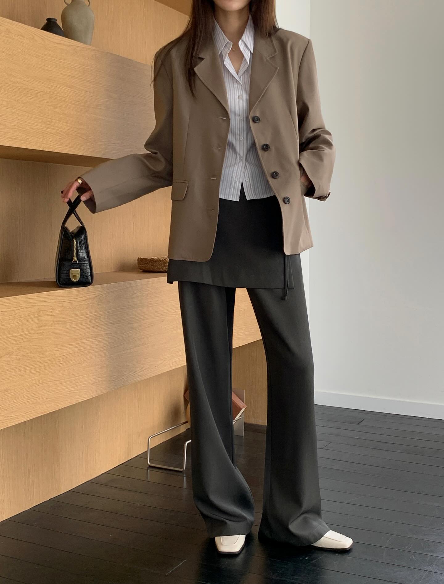 Áo blazer và quần âu: Công thức nhân đôi sự thanh lịch, mặc đi làm 5 ngày 1 tuần cũng không thấy chán- Ảnh 10. Áo blazer và quần âu: Công thức nhân đôi sự thanh lịch, mặc đi làm 5 ngày 1 tuần cũng không thấy chán- Ảnh 10.