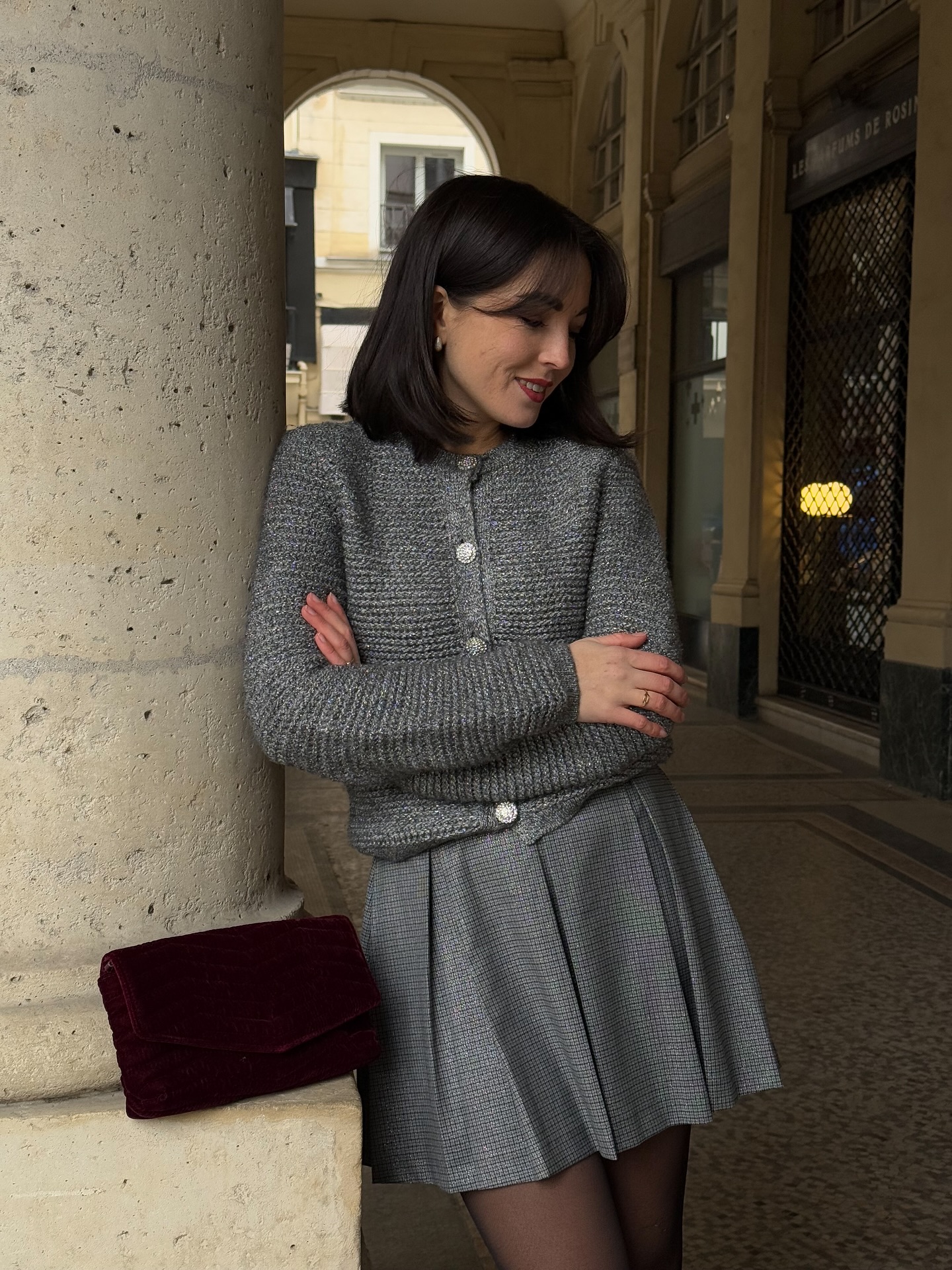 5 cách mặc áo len không cầu kỳ mà đẹp long lanh của phụ nữ Pháp- Ảnh 4. 5 cách mặc áo len không cầu kỳ mà đẹp long lanh của phụ nữ Pháp- Ảnh 4.