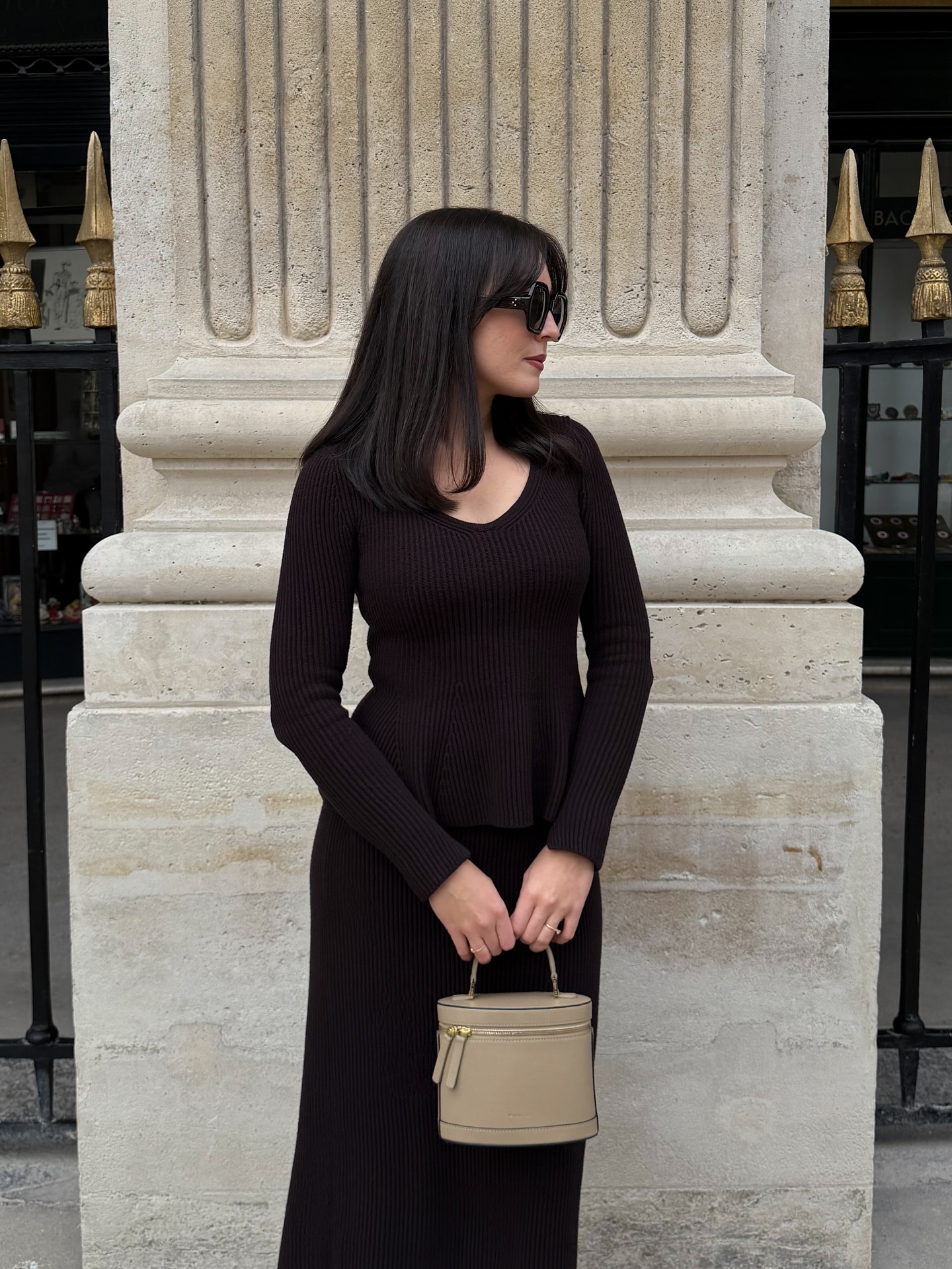 5 cách mặc áo len không cầu kỳ mà đẹp long lanh của phụ nữ Pháp- Ảnh 1. 5 cách mặc áo len không cầu kỳ mà đẹp long lanh của phụ nữ Pháp- Ảnh 1.