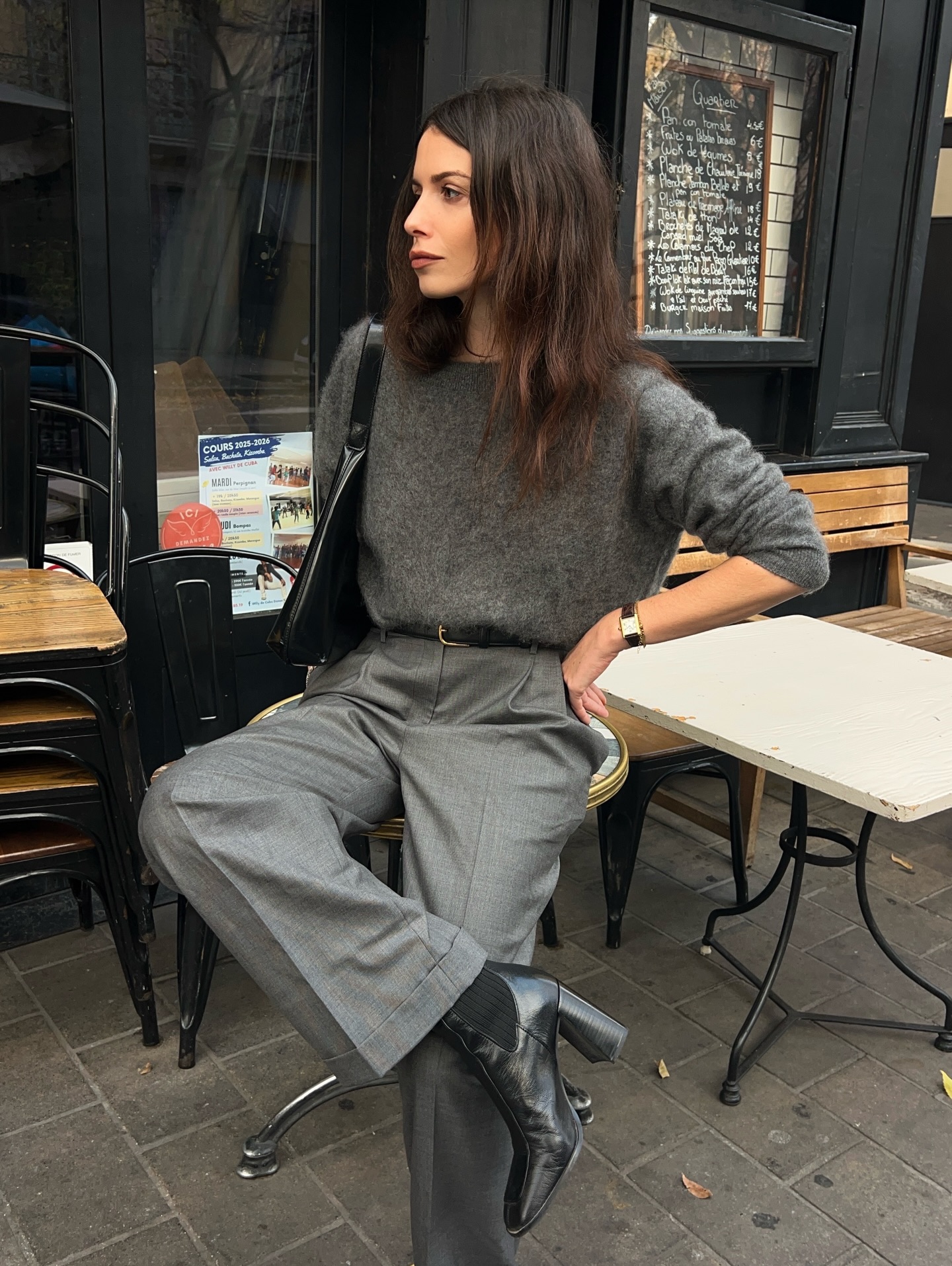 5 cách mặc áo len không cầu kỳ mà đẹp long lanh của phụ nữ Pháp- Ảnh 9. 5 cách mặc áo len không cầu kỳ mà đẹp long lanh của phụ nữ Pháp- Ảnh 9.