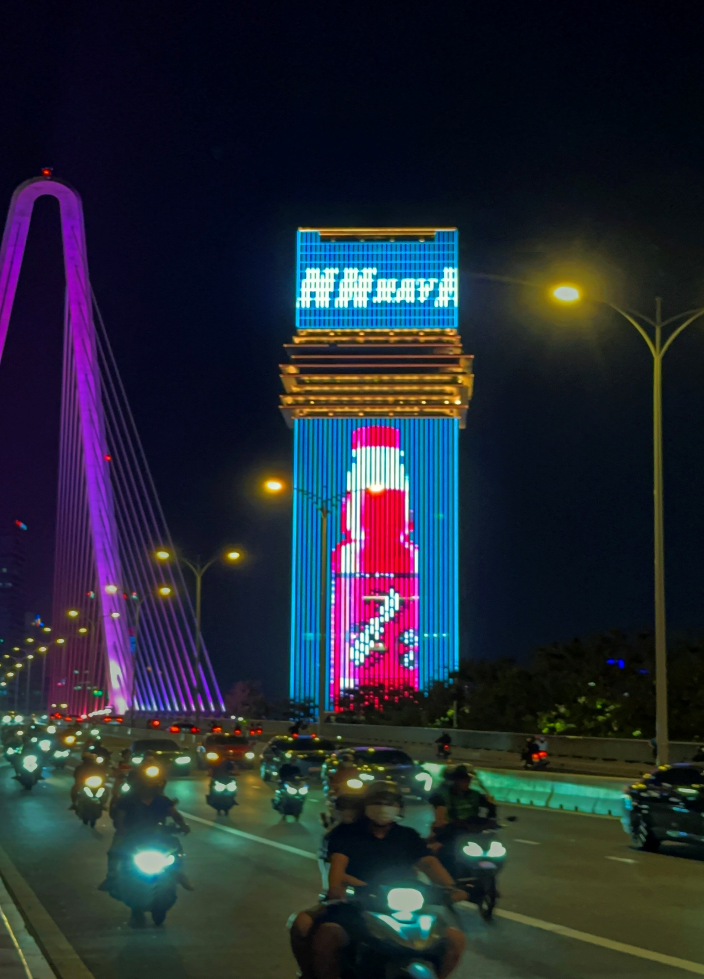 Sting Energy và Mercedes-AMG PETRONAS F1 phủ sóng tại địa danh biểu tượng TP Hồ Chí Minh- Ảnh 1.