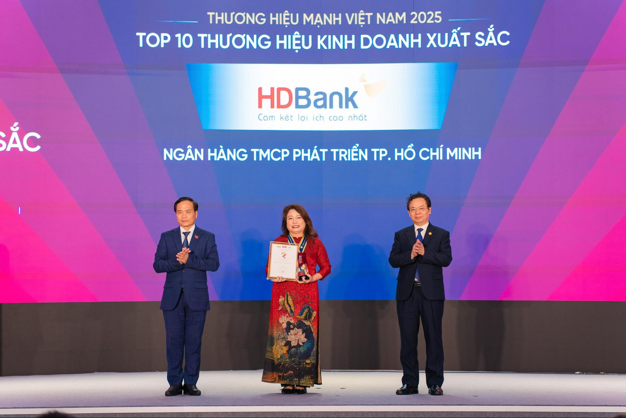 HDBank nhận 3 giải thưởng uy tín về hiệu quả kinh doanh, thương hiệu, đổi mới sáng tạo- Ảnh 1. HDBank nhận 3 giải thưởng uy tín về hiệu quả kinh doanh, thương hiệu, đổi mới sáng tạo- Ảnh 1.