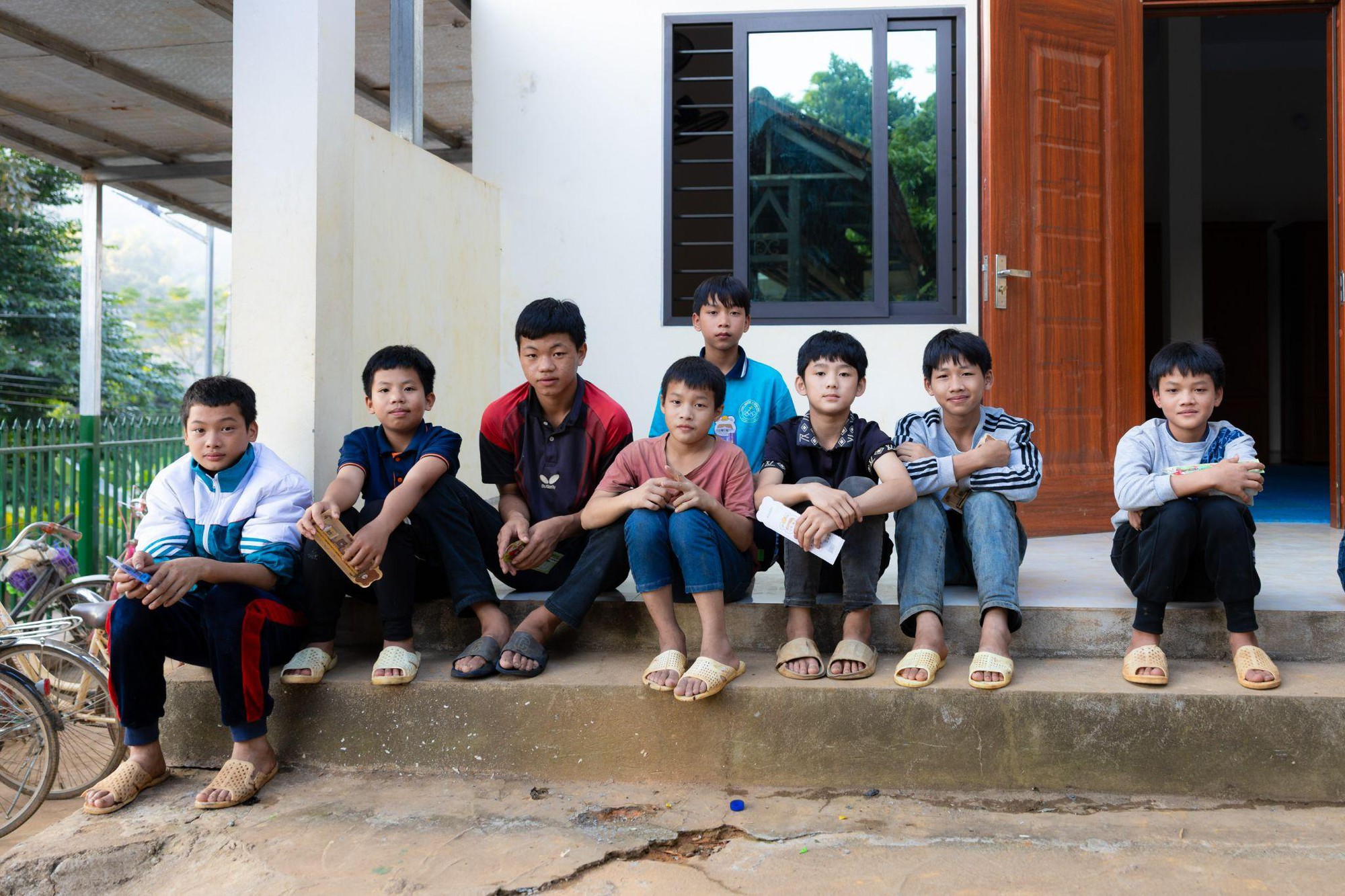 Hành trình trả ơn đời đẹp như cổ tích của người thầy “làm bố” 37 trẻ mồ côi- Ảnh 2. Hành trình trả ơn đời đẹp như cổ tích của người thầy “làm bố” 37 trẻ mồ côi- Ảnh 2.