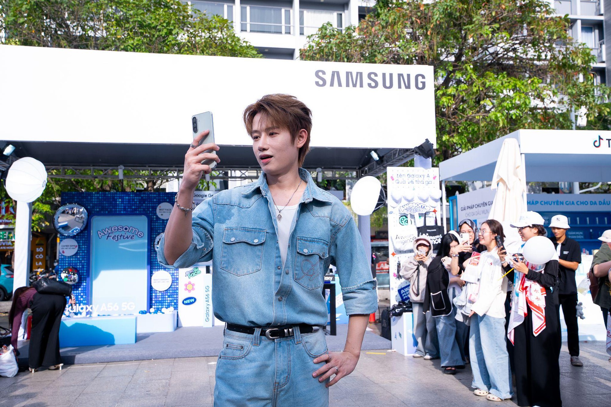 Awesome Immersive Tour mang lô tô, xin xăm đến phố đi bộ Nguyễn Huệ - thu hút loạt TikToker và sao đình đám- Ảnh 1.