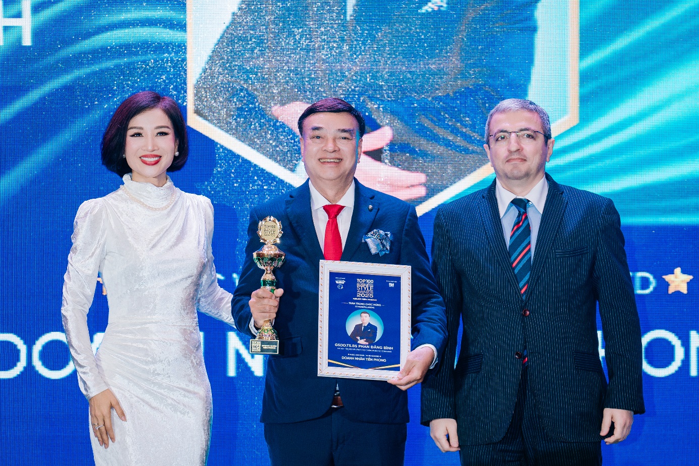 Top 100 Người Tiên Phong 2025: Điểm nhấn truyền cảm hứng cho cộng đồng doanh nhân Việt cuối năm- Ảnh 2.