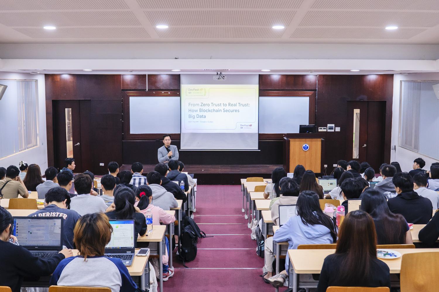 Qualgo đồng hành cùng DevFest HCMC 2025 - Đưa AI ứng dụng tiến gần hơn với thế hệ kỹ sư trẻ- Ảnh 3. Qualgo đồng hành cùng DevFest HCMC 2025 - Đưa AI ứng dụng tiến gần hơn với thế hệ kỹ sư trẻ- Ảnh 3.