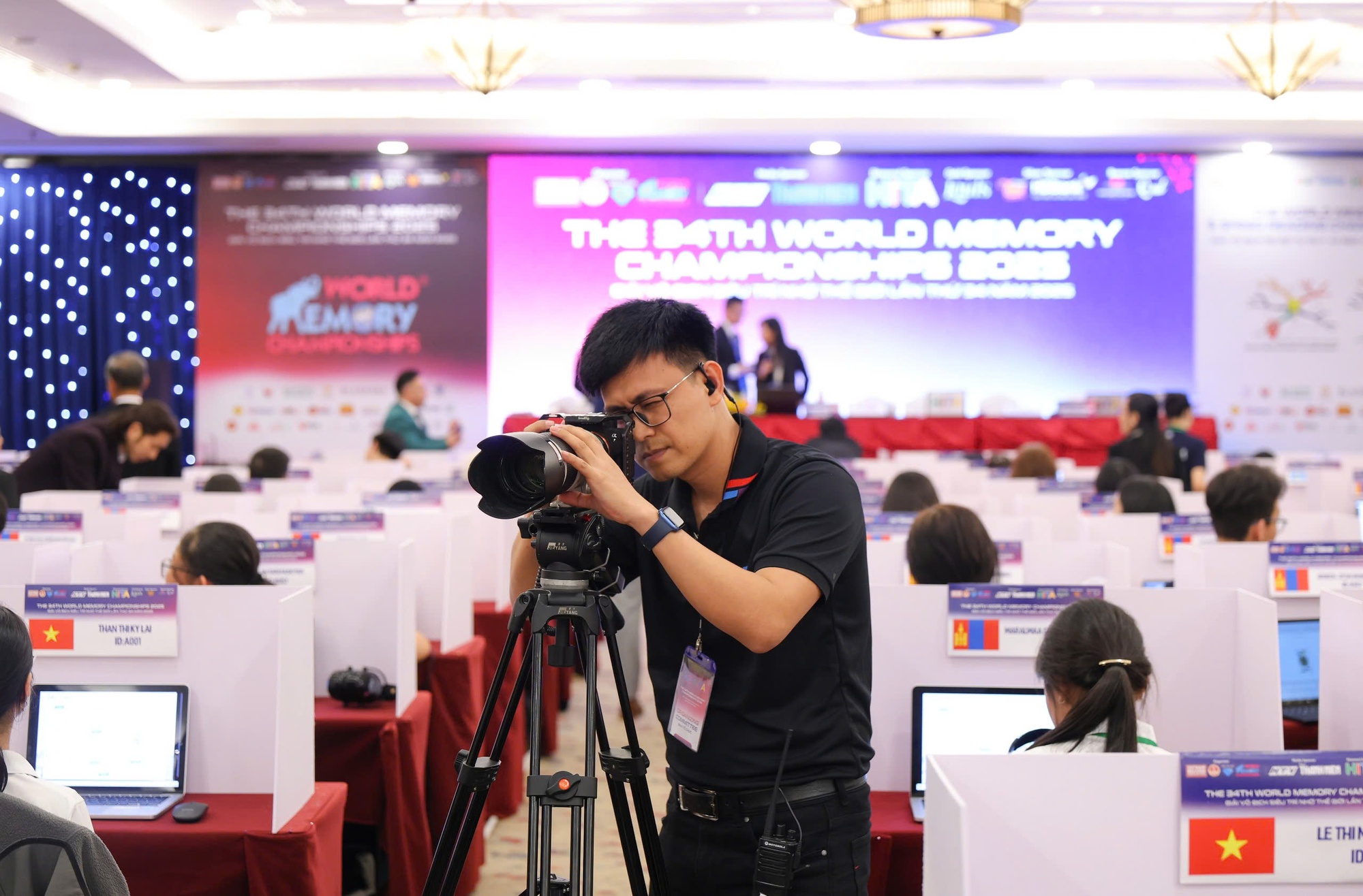 Lặng lẽ đứng sau ống kính giải đấu Siêu Trí Nhớ Thế Giới là một nhiếp ảnh gia Việt- Ảnh 2. Lặng lẽ đứng sau ống kính giải đấu Siêu Trí Nhớ Thế Giới là một nhiếp ảnh gia Việt- Ảnh 2.