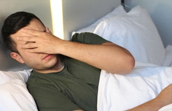 Cơ thể đột nhiên giật mình khi đang ngủ, có phải não bộ lo lắng bạn ngủ quá sâu nên đánh thức?- Ảnh 3.