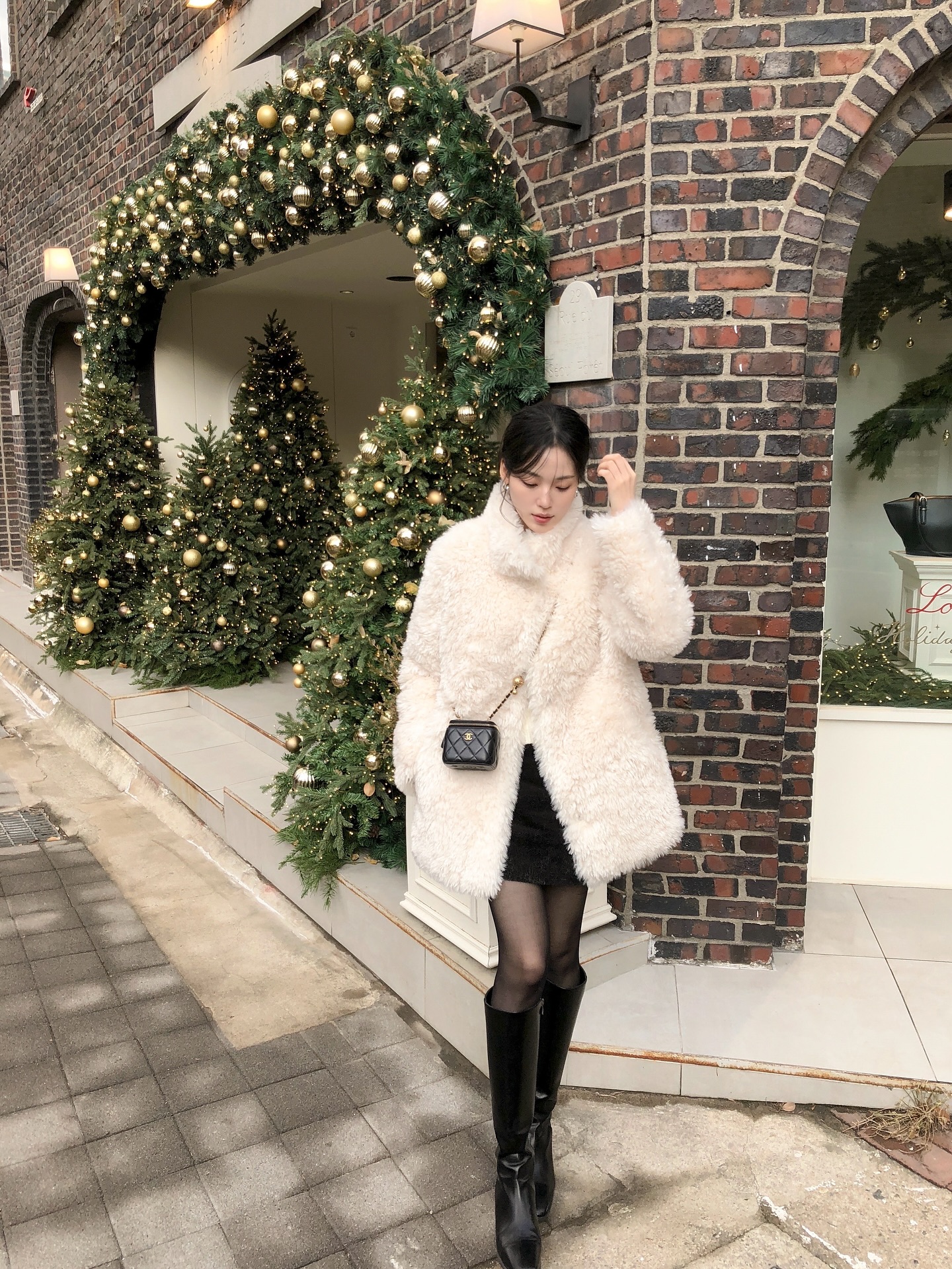 5 công thức mặc chân váy ngắn lung linh từ mùa lễ hội cuối năm tới tận sang xuân vẫn đẹp- Ảnh 2. 5 công thức mặc chân váy ngắn lung linh từ mùa lễ hội cuối năm tới tận sang xuân vẫn đẹp- Ảnh 2.