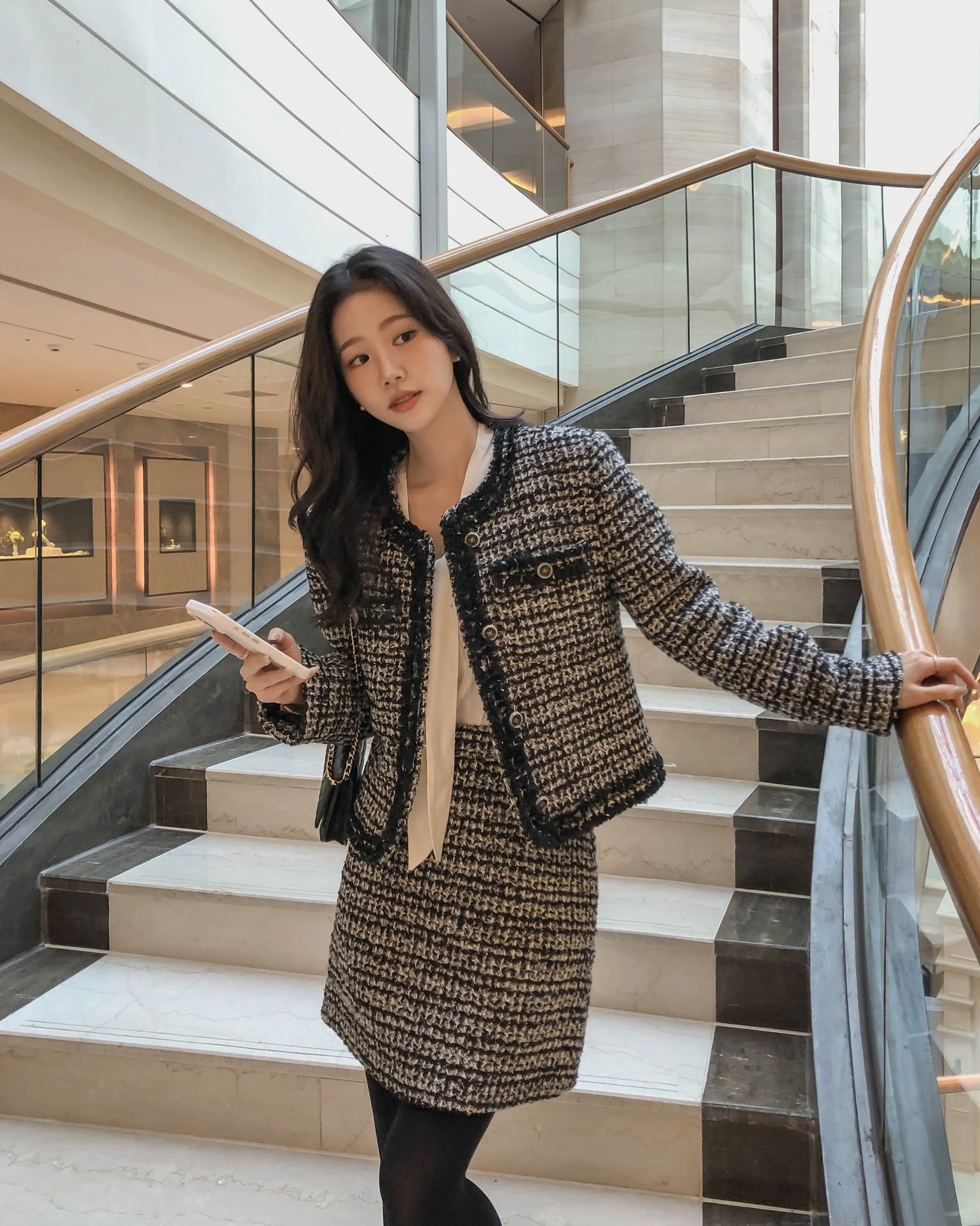 5 công thức mặc chân váy ngắn lung linh từ mùa lễ hội cuối năm tới tận sang xuân vẫn đẹp- Ảnh 8. 5 công thức mặc chân váy ngắn lung linh từ mùa lễ hội cuối năm tới tận sang xuân vẫn đẹp- Ảnh 8.