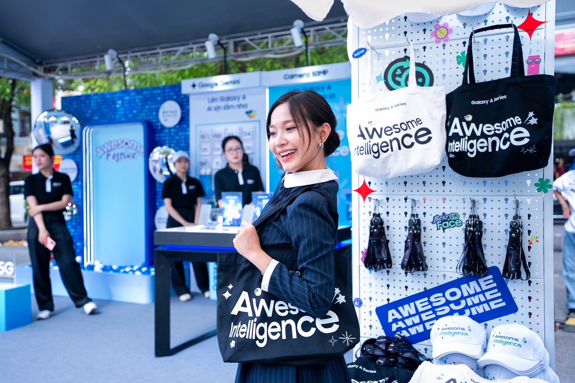 Dò lô tô, xin xăm, săn deal hời khi lên đời Galaxy A56: Loạt hoạt động hấp dẫn tại Awesome Immersive Tour- Ảnh 7. Dò lô tô, xin xăm, săn deal hời khi lên đời Galaxy A56: Loạt hoạt động hấp dẫn tại Awesome Immersive Tour- Ảnh 7.