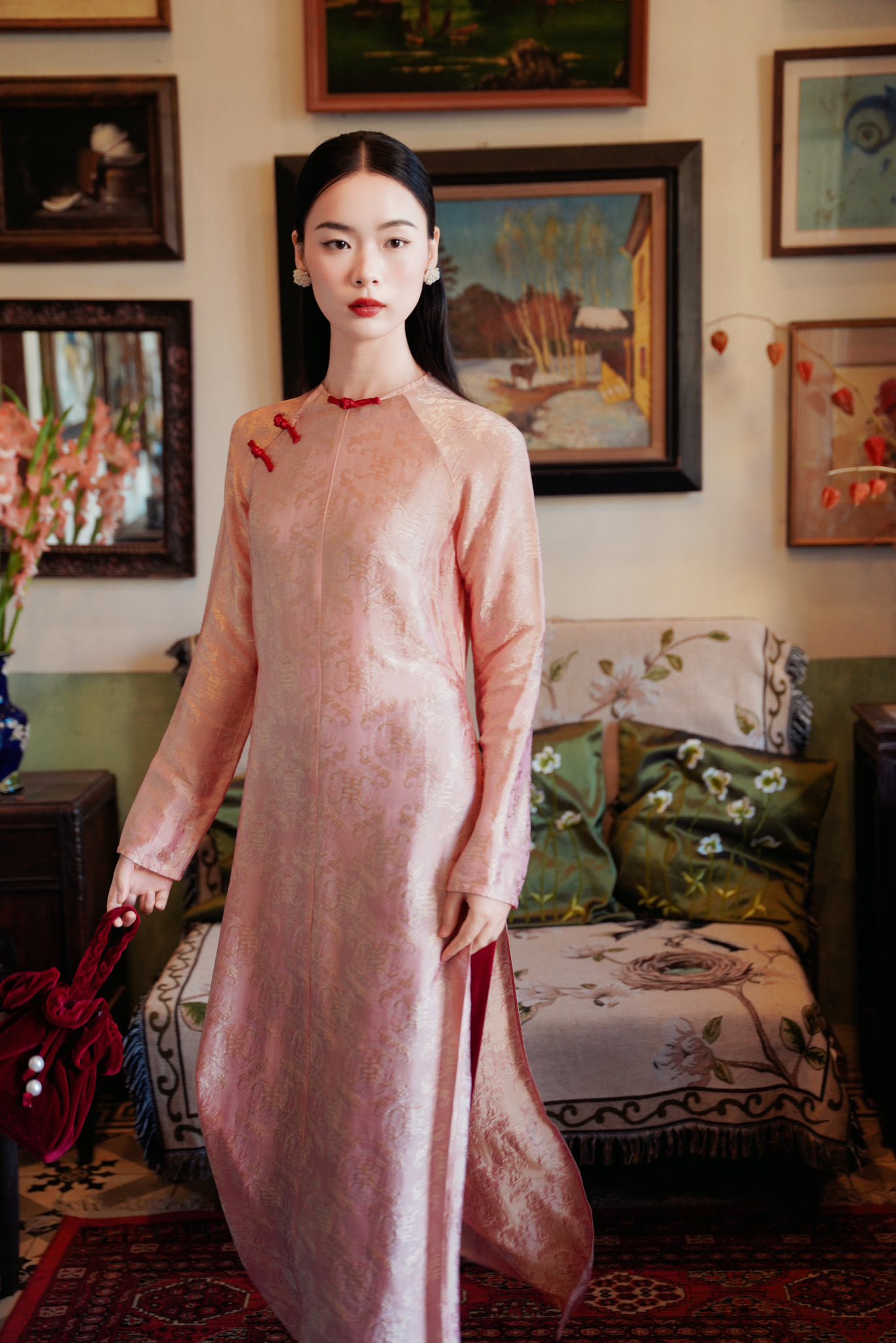 Hà Tăng lại tạo trend áo dài Tết: Local brand đồng loạt ra mắt các thiết kế, tôn trọn khí chất phụ nữ tuổi 35+- Ảnh 8. Hà Tăng lại tạo trend áo dài Tết: Local brand đồng loạt ra mắt các thiết kế, tôn trọn khí chất phụ nữ tuổi 35+- Ảnh 8.