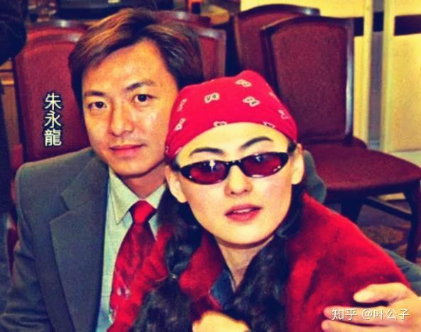 Trương Bá Chi sống thế nào mà bị 3 người quản lý quay lưng?  - Ảnh 2.