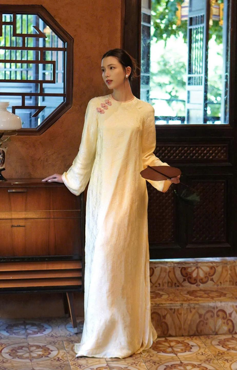 Hà Tăng lại tạo trend áo dài Tết: Local brand đồng loạt ra mắt các thiết kế, tôn trọn khí chất phụ nữ tuổi 35+- Ảnh 6. Hà Tăng lại tạo trend áo dài Tết: Local brand đồng loạt ra mắt các thiết kế, tôn trọn khí chất phụ nữ tuổi 35+- Ảnh 6.