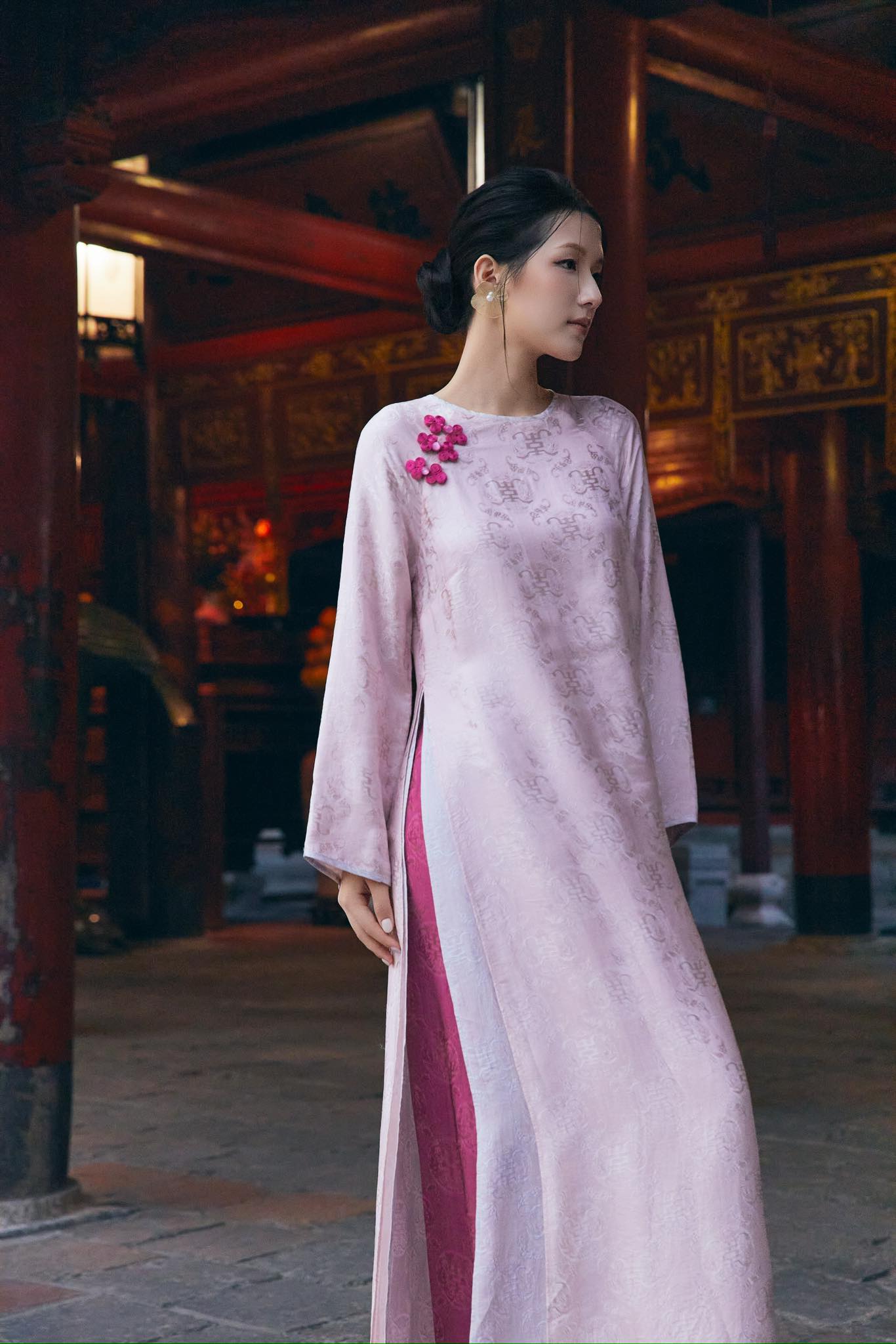 Hà Tăng lại tạo trend áo dài Tết: Local brand đồng loạt ra mắt các thiết kế, tôn trọn khí chất phụ nữ tuổi 35+- Ảnh 18. Hà Tăng lại tạo trend áo dài Tết: Local brand đồng loạt ra mắt các thiết kế, tôn trọn khí chất phụ nữ tuổi 35+- Ảnh 18.