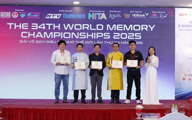 Lặng lẽ đứng sau ống kính giải đấu Siêu Trí Nhớ Thế Giới là một nhiếp ảnh gia Việt- Ảnh 1. Lặng lẽ đứng sau ống kính giải đấu Siêu Trí Nhớ Thế Giới là một nhiếp ảnh gia Việt- Ảnh 1.