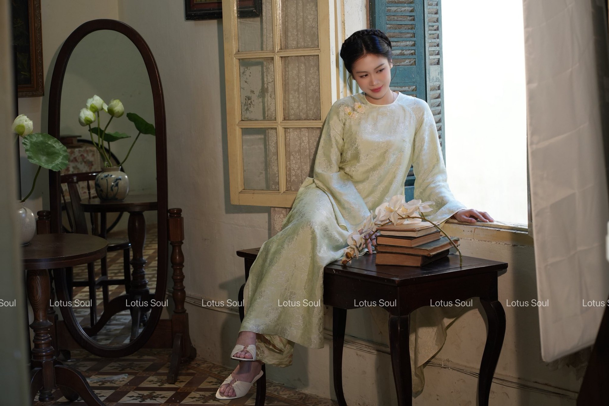 Hà Tăng lại tạo trend áo dài Tết: Local brand đồng loạt ra mắt các thiết kế, tôn trọn khí chất phụ nữ tuổi 35+- Ảnh 9. Hà Tăng lại tạo trend áo dài Tết: Local brand đồng loạt ra mắt các thiết kế, tôn trọn khí chất phụ nữ tuổi 35+- Ảnh 9.