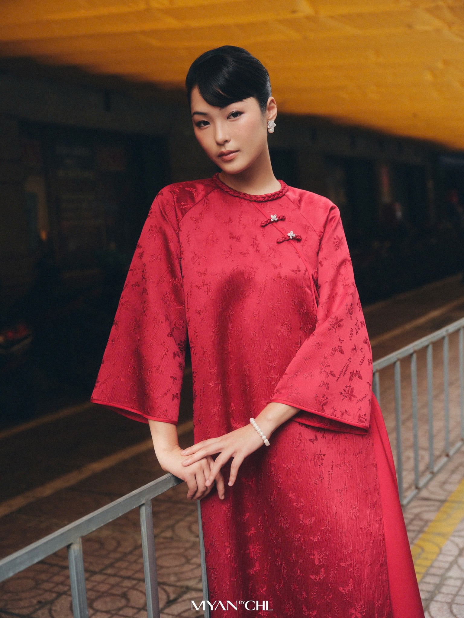 Hà Tăng lại tạo trend áo dài Tết: Local brand đồng loạt ra mắt các thiết kế, tôn trọn khí chất phụ nữ tuổi 35+- Ảnh 11. Hà Tăng lại tạo trend áo dài Tết: Local brand đồng loạt ra mắt các thiết kế, tôn trọn khí chất phụ nữ tuổi 35+- Ảnh 11.