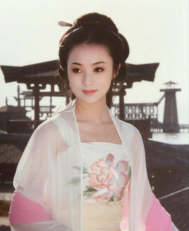 Kim Dung có một mỹ nhân được khen đẹp nhất truyện, nhưng suốt mấy chục năm vẫn “mất tích” trên phim- Ảnh 1. Kim Dung có một mỹ nhân được khen đẹp nhất truyện, nhưng suốt mấy chục năm vẫn “mất tích” trên phim- Ảnh 1.