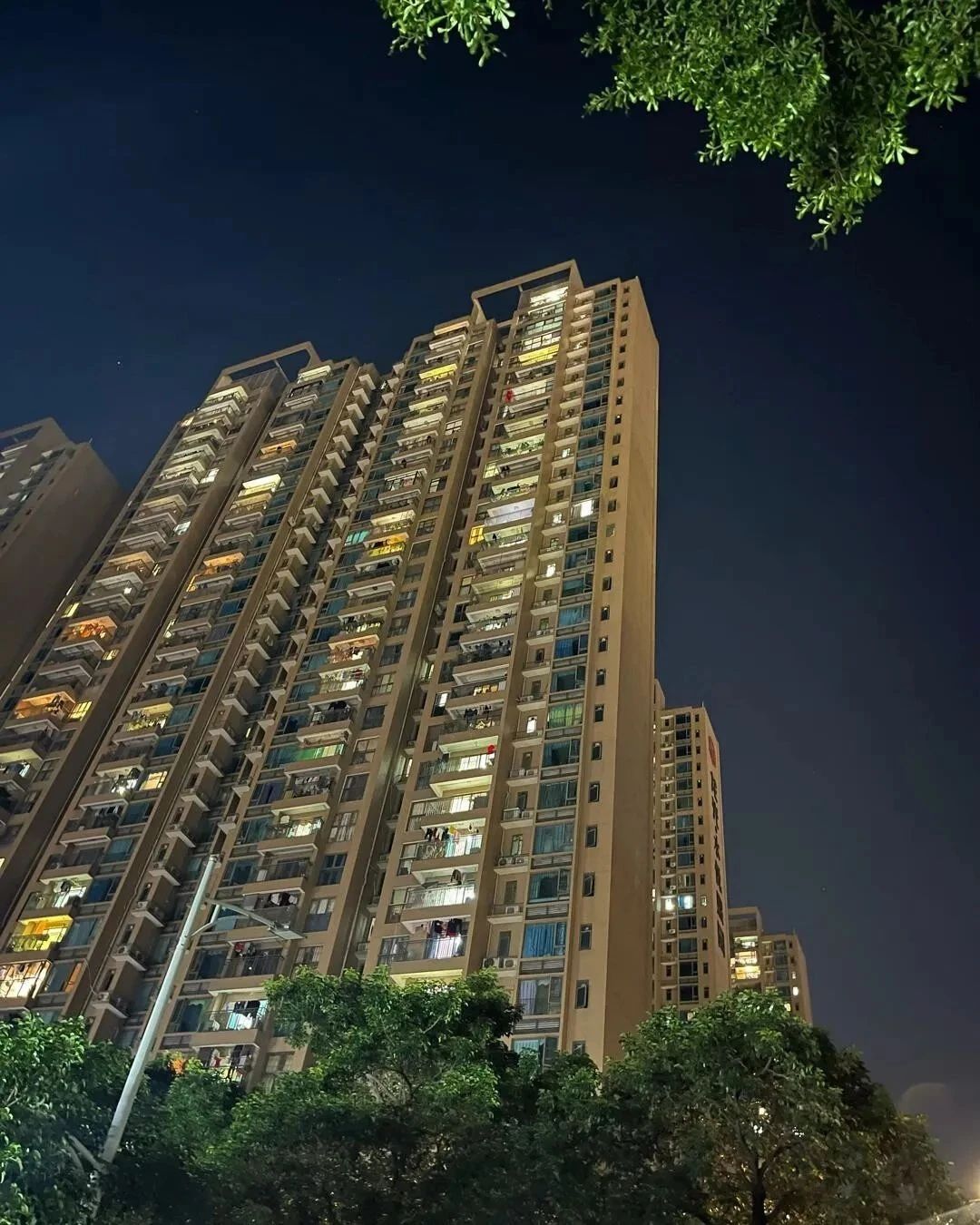 Sau 19 giờ, mọi khu chung cư đều lộ "mặt thật": Ánh đèn nói rõ chất lượng sống hơn nghìn lời quảng cáo- Ảnh 2. Sau 19 giờ, mọi khu chung cư đều lộ "mặt thật": Ánh đèn nói rõ chất lượng sống hơn nghìn lời quảng cáo- Ảnh 2.